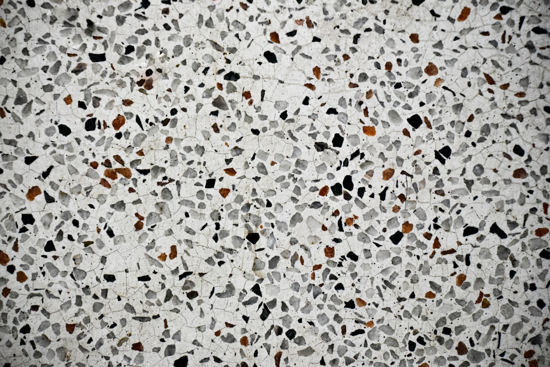 Terrazzo vloer in moderne woonkamer met meubels.