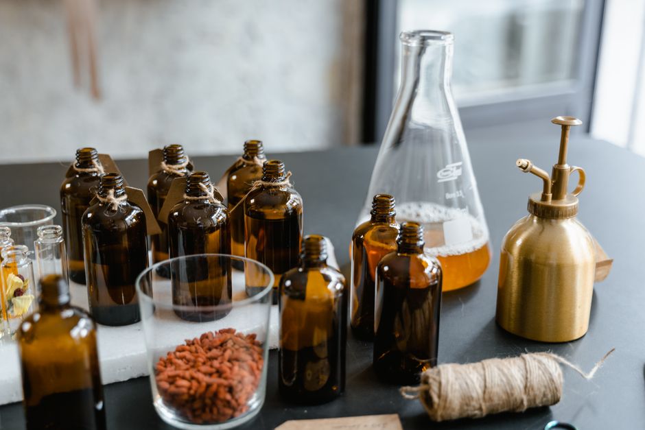 Flesje etherische olie met lavendelessentie.