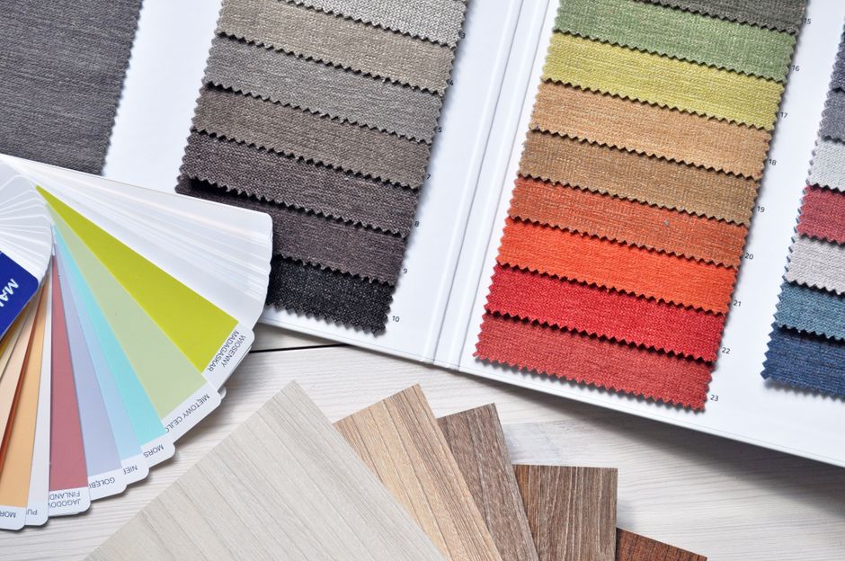 Gevarieerde koele kleuren op een hittebestendige muur.