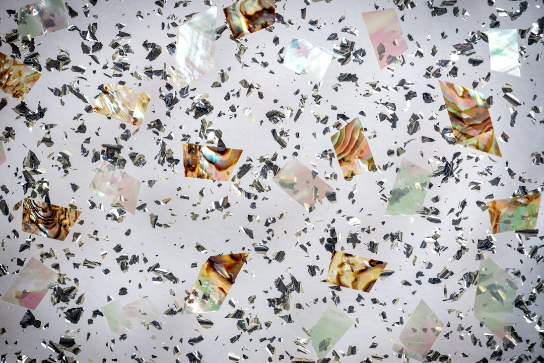 Gerecycled glas keukenblad in zonlicht.