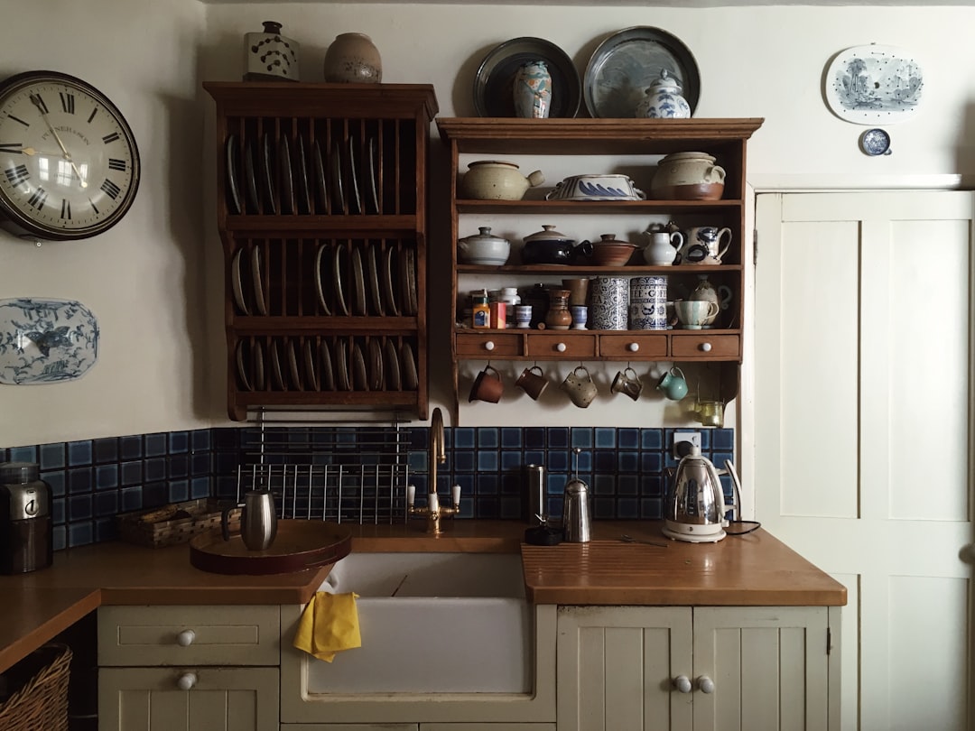 Moderne keuken in levendige retro-kleurenpalet.