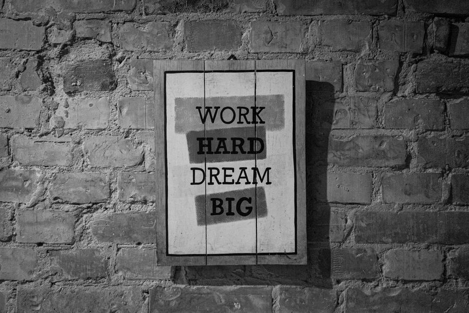 Poster met motivatiequote hangt boven een bureau. Poster met motivatiequote hangt boven een bureau.