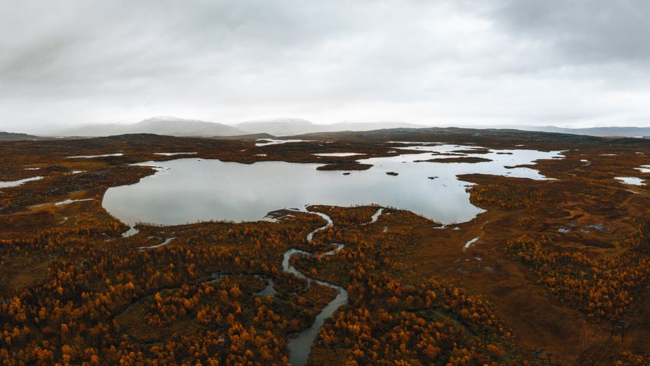 Rustiek IJslands landschap met najaarslucht. Rustiek IJslands landschap met najaarslucht.