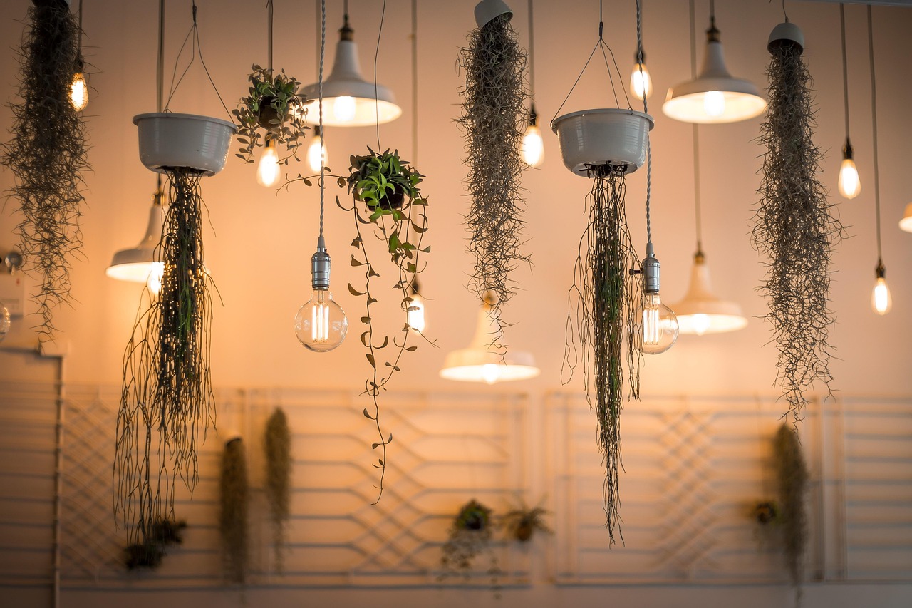 Trapverlichting met rieten lampenkappen en hout.
