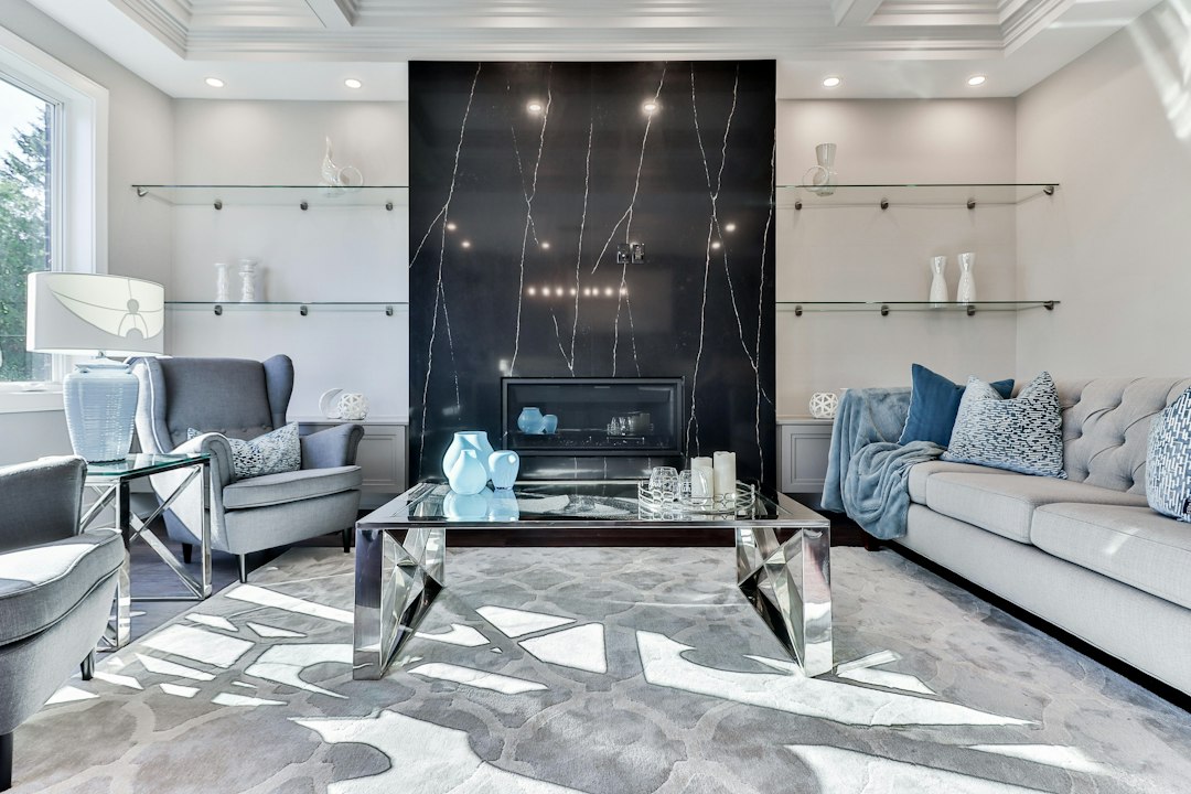 Moderne woonkamer met kleurrijk fotobehang. Moderne woonkamer met kleurrijk fotobehang.