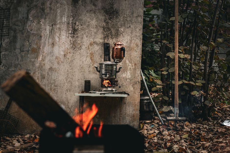 Sfeervolle buitenkeuken in de avondzon. Sfeervolle buitenkeuken in de avondzon.