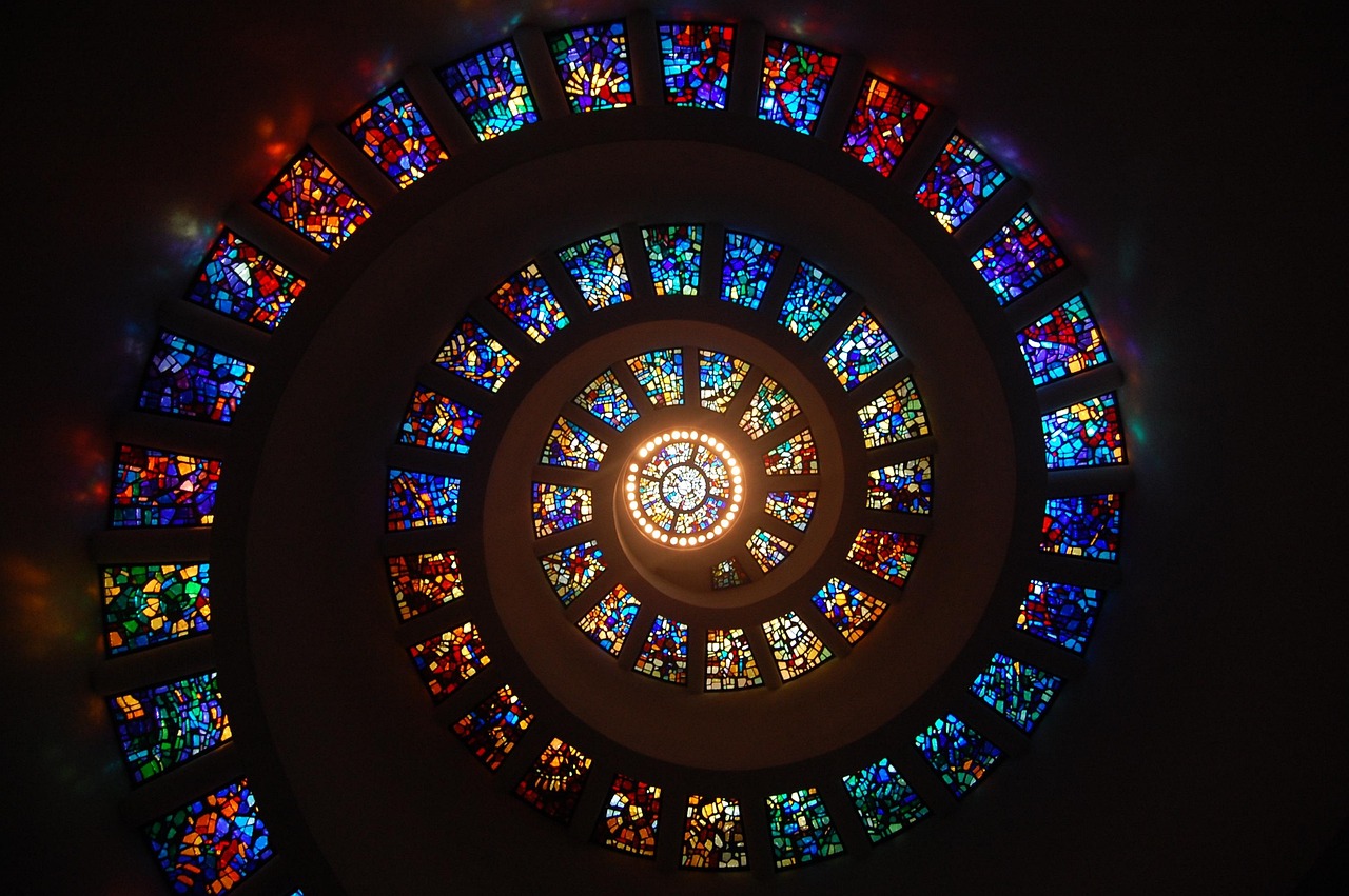 Raamdecoratie glas-in-lood speelt met zonlicht. Raamdecoratie glas-in-lood speelt met zonlicht.